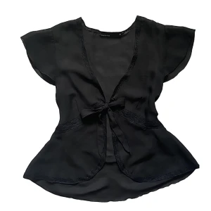 y2k vintage mesh topp - tie upp mesh topp med spets från kappahl. strl 40 på lapp men mer en S-M beroende på önskad passform. Köparen står för frakt. 💕