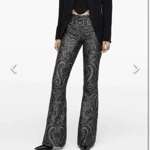 Zara byxor med mönster SÖKER - SÖKER❗️❗️ hör av er gärna🖤🖤