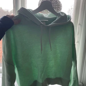 Turkos hoodie💙 - Perfekt Hoodie att träna i och den är mycket lite använd☺️ Säljer för endast 100 kr!