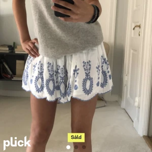 Kjol - Köpt här på Plick men den passade tyvärr inte mig:/ lånad bild från hon jag köpte av💕