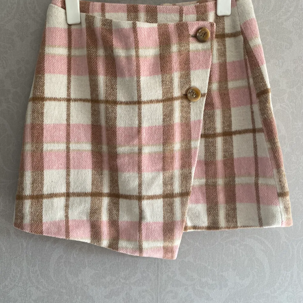 Rutig kjol i vit/rosa/beige med knappar Storlek: Medium Använd en gång . Hameet.