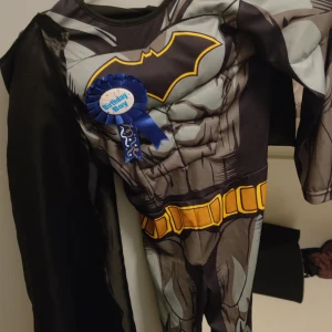 Batman dräkt  - Använd en gång Storleken passar för  4-6 år.