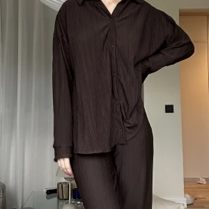 Set - Ett brunt det med byxa och skjorta från Ginatricot. Använt 1-2 gånger så det är som nytt!   Byxan är i XS och skjortan i M.