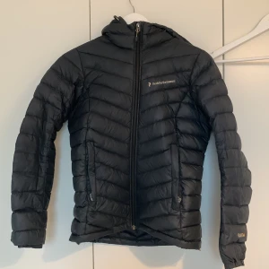 Peakperformance jacka - Säljer nu min peakperformance vind jacka knappt använd 