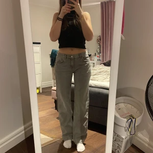Low Waist Jeans - Säljer ett par av mina favvo jeans från GinaTricot då dem har blivit för stora, modellen är straight leg och lowwaist. 270kr +frakt.