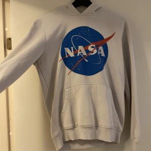 NASA hoodie - Storlek xS men passar S-M 
