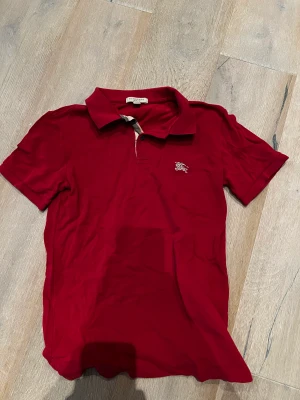 Burberry Piké t-shirt - Röd Burberry piké t-shirt