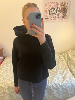 Svart hoodie  - Svart hoodie från zara. Storlek s😊