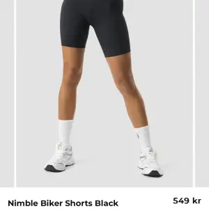 Ett par helt Oanvända biker shorts. Säljer då jag fick två stycken så behöver inte det andra paret. Den ligger kvar i förpackning + har prislapp. Orginal pris 549kr mitt pris 199kr