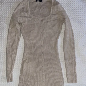 Beige klänning - Strl L men liten i storleken, så sitter mer som en M.  Pris diskuteras  Använd 1 gång. 