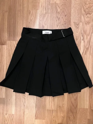 Pleated skirt svart 36 S pull&bear - Svart school girl pleated skirt från Pull&Bear. Stängs med blixtlås i sidan+knapp.   Oanvänd, har för många kjolar osv. you know the story. Köp fler få rabatterat pris.