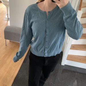 Kofta med knappar - Säljer denna kofta med knappar, den är i strl L men passar mig som har S med💕