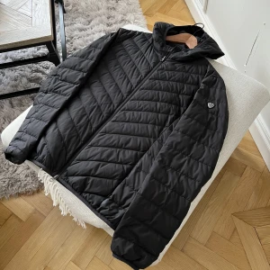 Tunnare dunjacka från Emporio Armani - Storlek medium/48
