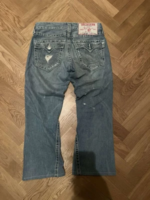 True religion jeans - Säljer nu mina holy grail trueys. Perfekt fitment och overall ett par perfekta trueys. Storlek 30x33