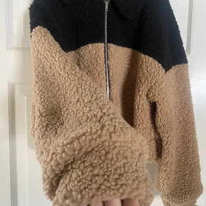 Teddyjacka/vårjacka - Köpt på en secondhand för ett tag sedan! Fint skick! Oversize, Mysiga ärmar✨🌟