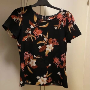 Blommig T-shirt  - Blommig
