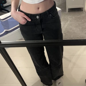 Raka jeans - -Raka/vida mörkgråa jeans från Never Denim i storlek 25. -Aldrig använda💕 Sitter som typ EU 34/36