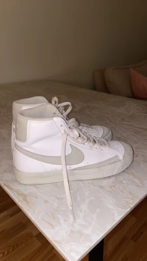 Nike blazer mid 77 - Använt få gånger på gymmet men använder dem aldrig så det kanske är någon som vill ta över dem🥰 storlek 39
