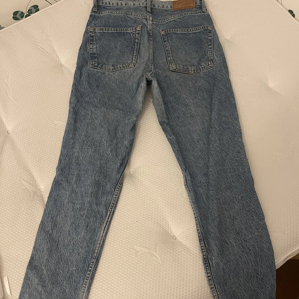 Zara jeans i modellen ”The Slim Straight”🌸 Inte samma färg som första bilden men samma modell💓Sjukt sköna och snygga men tyvärr för små för mig som är M/L 175💕Sparsamt använda. Skriv för fler bilder🥰. Jeans & Byxor.
