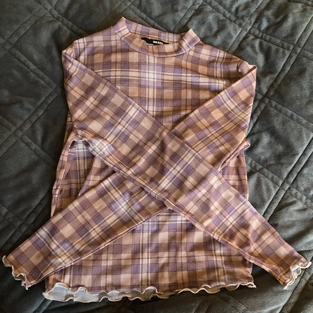 En söt turtle-neck tröja från bikbok som är oanvänd och tvättad<3. Toppar.