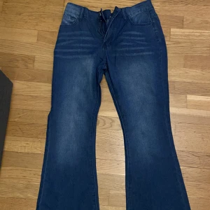 Flare jeans - Blåa lågmidjade Flare jeans. Aldrig använt 