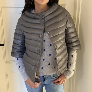 Trekvartsärmad jacka! - Jätte fin jacka i en super eftertraktad modell! Liknar den från Herno❤️‍🔥