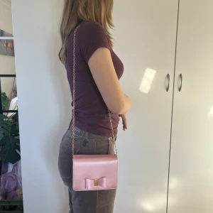 Ted Barker väska - Fick för flera är sen men har aldrig använt. Nypris ca 700kr. Går att justera axelbanden så som jag gjort i bild två.