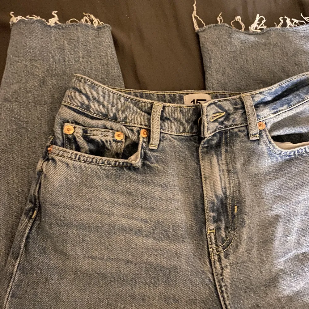 Säljer ett par jätte fina jeans som jag aldrig använt bara testad för känner att dom inte riktigt passar på mig. Nypris 400. Skriv om ni har frågor❤️. Jeans & Byxor.