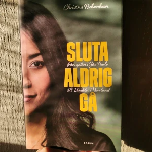 Sluta Aldrig Gå - En bok fylld med äventyr och spänning som är skriven av Christina Rickardsson. ☺️