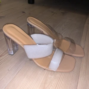 Klackskor - Fina klackskor som är genomskinliga. Använda en gång och de är väldigt sköna. 