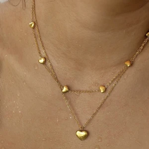 Halsband edblad  - Superfint SILVER halsband från edblad! (Första bilden visar passformen) Rostar INTE🫶 inga defekter då det knappt är använt!💕 denna har slutat att säljas så är väldigt svårt att få tag på!🥳kvitto finns!