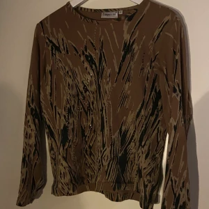 Tröja med pärlor - Så cool tröja med feta detaljer!! Säljer pga att den inte kommer till användning. 😺