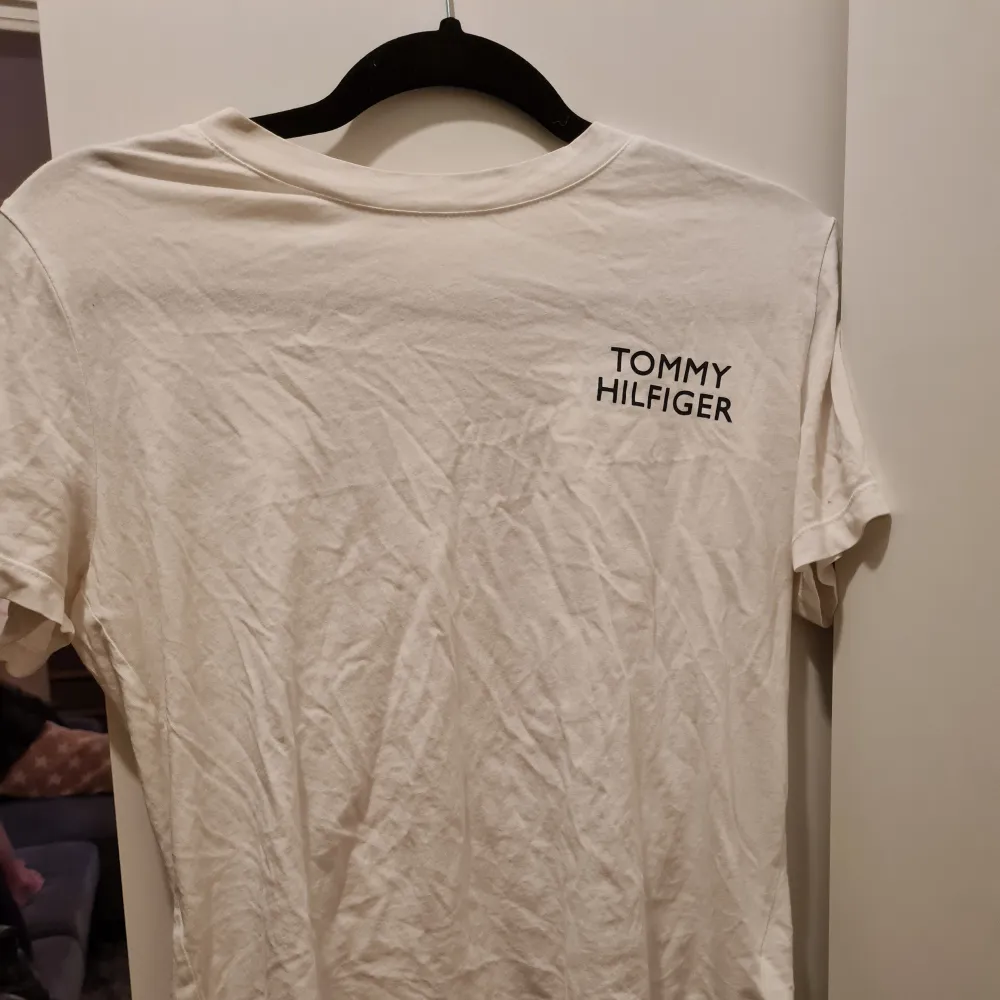 Tommy Hilfiger T-shirt i storlek S. Använd fåtal gånger . T-shirts.