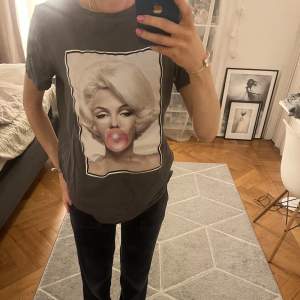 Super cool Marilyn Monroe t-shirt. Tröjan är i storlek xs men är oversized så passar även s. Pris kan diskuteras 💕