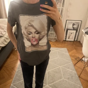 Marilyn Monroe t-shirt  - Super cool Marilyn Monroe t-shirt. Tröjan är i storlek xs men är oversized så passar även s. Pris kan diskuteras 💕