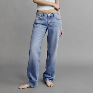 low straight gina - säljer två par ljus blåa low straight jeans i storlek 34 och 36 från gina tricot. använda ett fåtal gånger men är fortfarande i fint skick