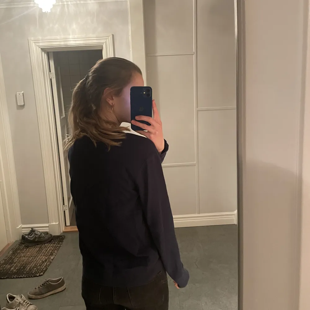 Säljer min jätte fina Ralph lauren tröja i nyskick! Köpt för 995 kr och jag säljer för 350❤️. Tröjor & Koftor.