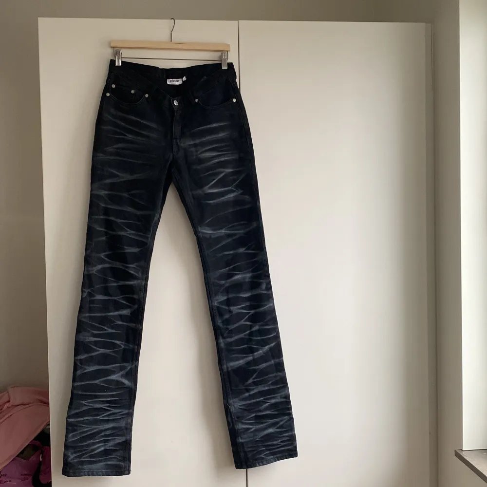 Så coola jeans från weekday någon limited collection, low waist med lite V shape i midjan, super flattering, extra långa ben, straight leg. . Jeans & Byxor.