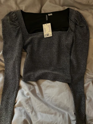 Snygg festtopp - Snygg festtopp aldrig använd lappen kvar också! Från hm strl s. Säljer för 115kr.