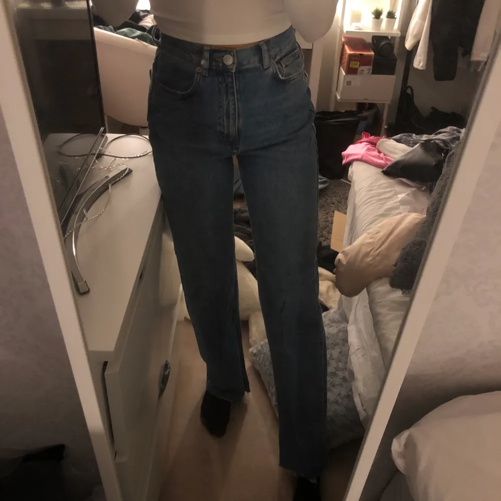 Typ helt nya jeans. 100kr + frakt. Är 177 lång och de är rätt lagom långa på mig . Jeans & Byxor.