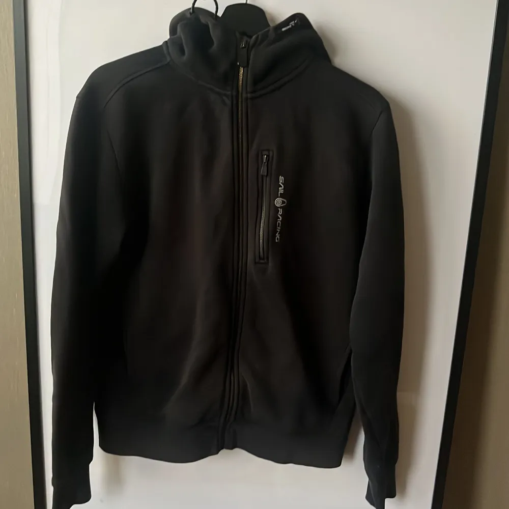 Säljer min gamla favorittröja som jag vuxit ur. - Blivit lite solblekt, går att färga tillbaka enkelt att eftersom tröjan är vanligtvis helt svart. Nypris: 1299kr. Hoodies.