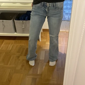 Lågmidjade jeans - Super fina lågmidjade jeans ifrån hm som knappt är andvända då dom är lite stora för mig!🥰