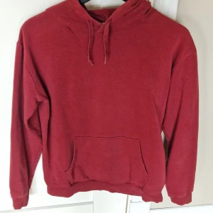 Röd hoodie - Köpt på Cubus, skapligt skick