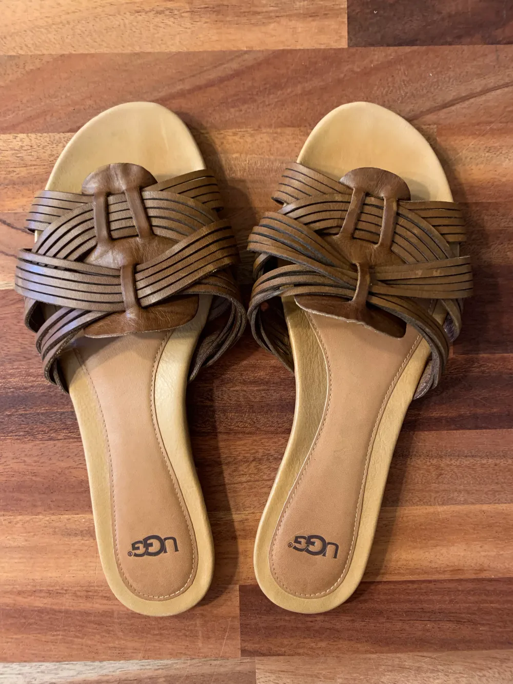 Bruna UGG sandaler  st40 som motsvarar 25,3cm. Använd två gånger. Perfekt skick, som nya.. Skor.