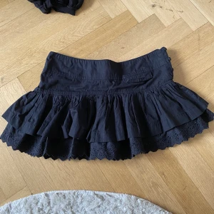 Volang kjol - Jättesöt volang kjol i cowboy stil. Storlek M. Inte så kort dom det ser ut på bild men inte lång heller🤟