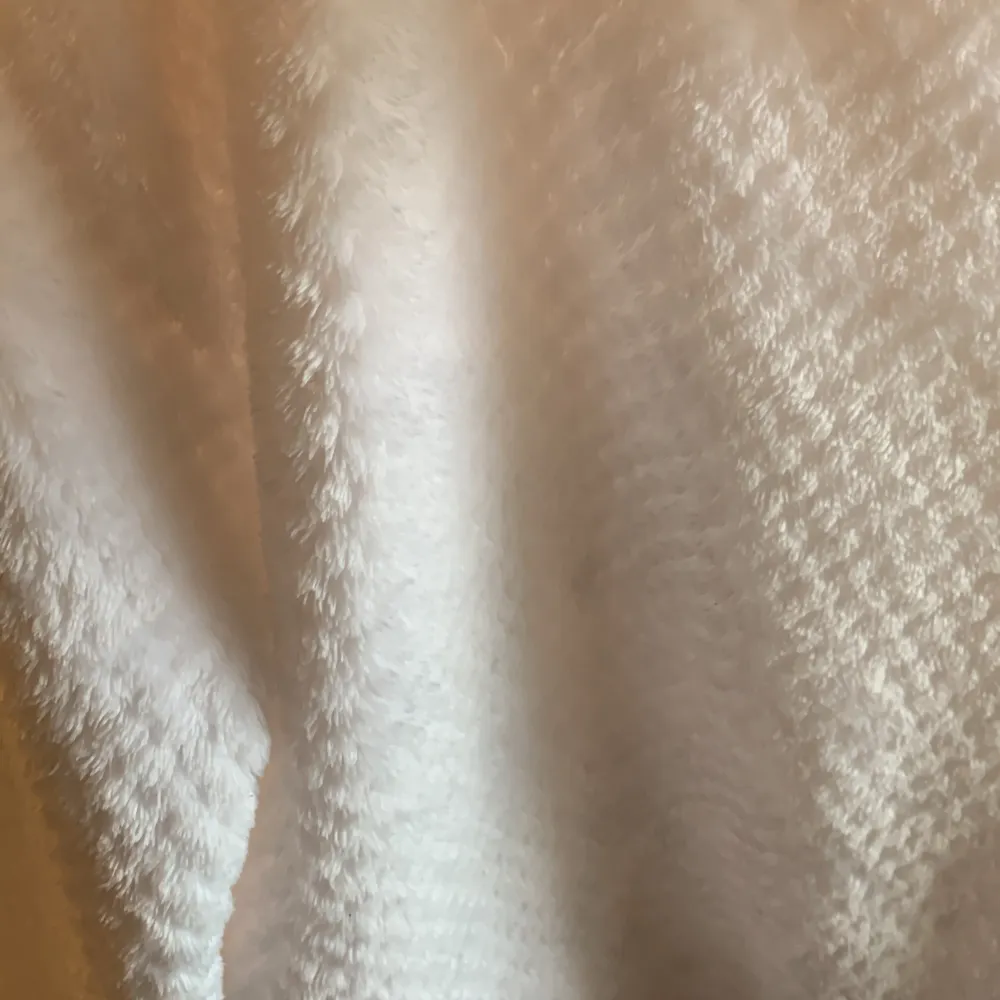 En vid Teddy tröja från twilfit i storlek S, den ser lite grå ut på bild men den är helv vit. 💞. Tröjor & Koftor.