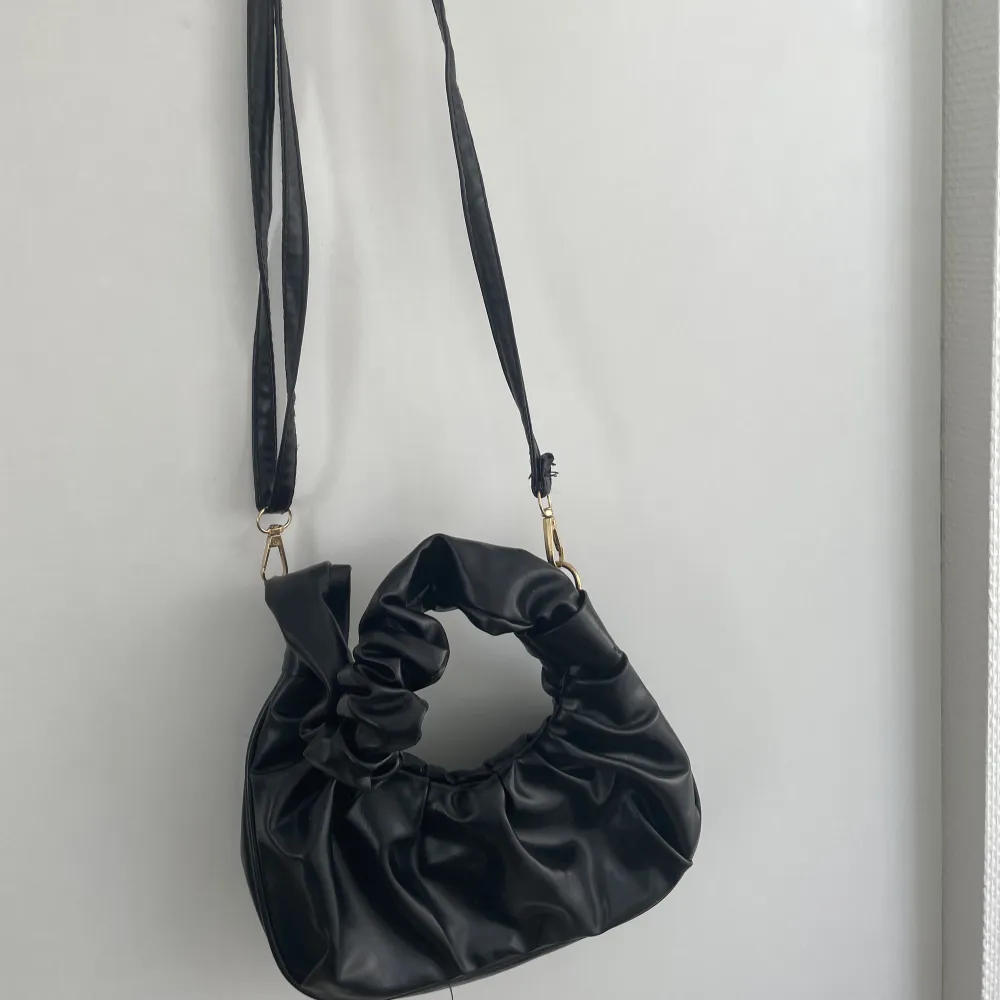Säljer denna lilla svarta väska från shein, knappt använd. . Väskor.