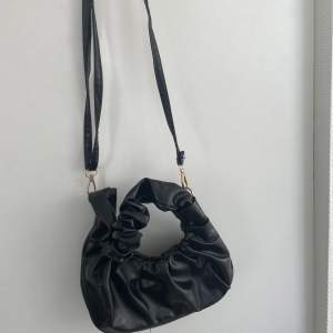 Säljer denna lilla svarta väska från shein, knappt använd. 
