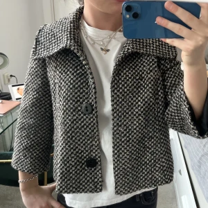 Trekvartsärmad kappa!  - Så fin trekvartsärmade jacka perfekt till våren☀️Står ingen storlek men skulle säga att den är i S/m