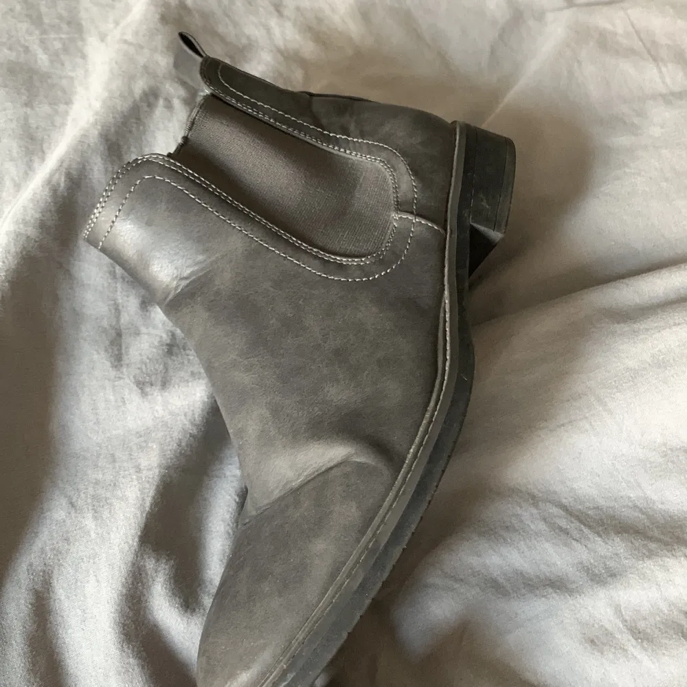 Gray boots very comfortable . Skor.